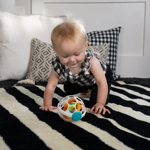 Baby Einstein OBALL Játék Oball Grip & Spin Oball 0 hónapos kortól