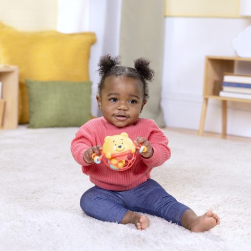 BRIGHT STARTS Játék Oball csörgő Micimackó Jingle & Shake™ 0m+